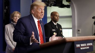 Trump rechaza críticas y asegura que trabaja duro para ayudar a Nueva York en la pandemia
