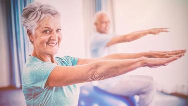 Ideas para que los adultos mayores sigan en movimiento durante la cuarentena