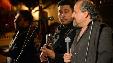 Para empezar, vale la pena escuchar a Los Cuatro de Salta en un asado, cuando de sobremesa, con guitarras y bombo improvisado, cantan “Mírame”.