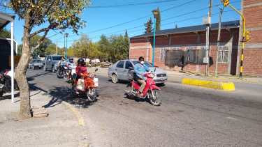 En Roca, durante la mañana, los controles fueron sólo en algunos sectores. En otros, la gente transitaba casi de manera normal. (foto: Luis Leiva)