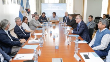 El presidente de YPF, Guillermo Nielsen, firmó un acuerdo con los representantes de los ministerios de Transporte, de Seguridad, de Salud, del Interior y de Agricultura, Ganadería y Pesca de la Nación y las entidades representativas del sector. Foto: Gentileza