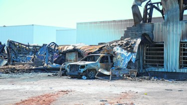 Los vehículos dentro del galpón resultaron quemados.  