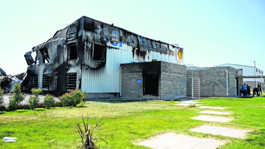 La estructura de chapa quedó retorcida y en su interior todo reducido a cenizas.  