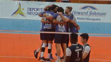 El Dino volvió a dar cuenta de su fortaleza mental y su jerarquía deportiva para meterse en semis. (Fotos: Yamil Regules)