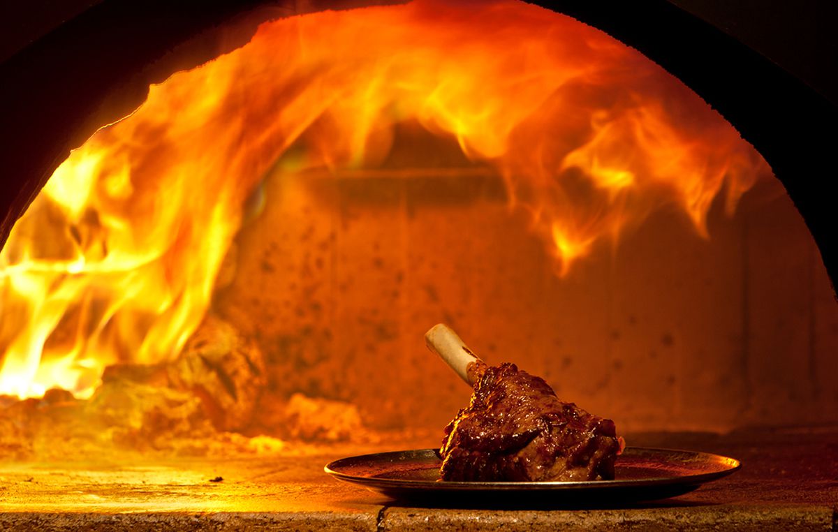 Cordero y cerveza, una receta que invita a encender el horno de barro