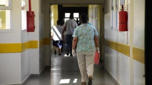 Coronavirus: con policías, médicos visitan a 10 personas que están en cuarentena en Roca
