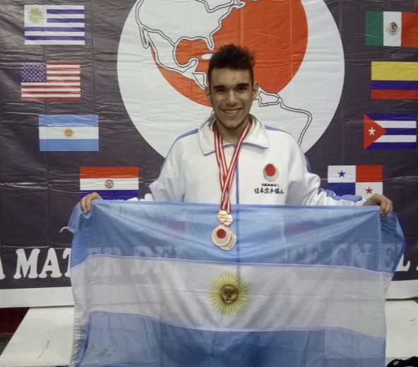 Valdebenito la rompió en los Panamericanos de 2018 en Perú.

