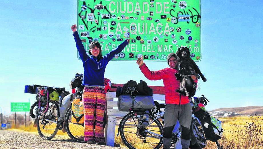 Antonella Santarelli (29), Renzo Scattone (29) y Ona (4) salieron desde Zapala el 6 de abril del 2018 y 10 meses después llegaron a Cartagena de Indias, Colombia. Pedalearon más de 10 mil km hasta el Caribe. Foto Ciclovoladores.