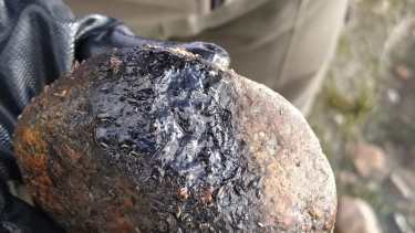 Una de las piedras manchadas con aceite de motor (Foto: Gentileza)