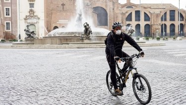 Calles desiertas y personas con barbijos, una postal repetida en distintas ciudades de Italia.