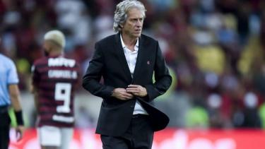 El DT había criticado la demora en la suspensión de los partidos.