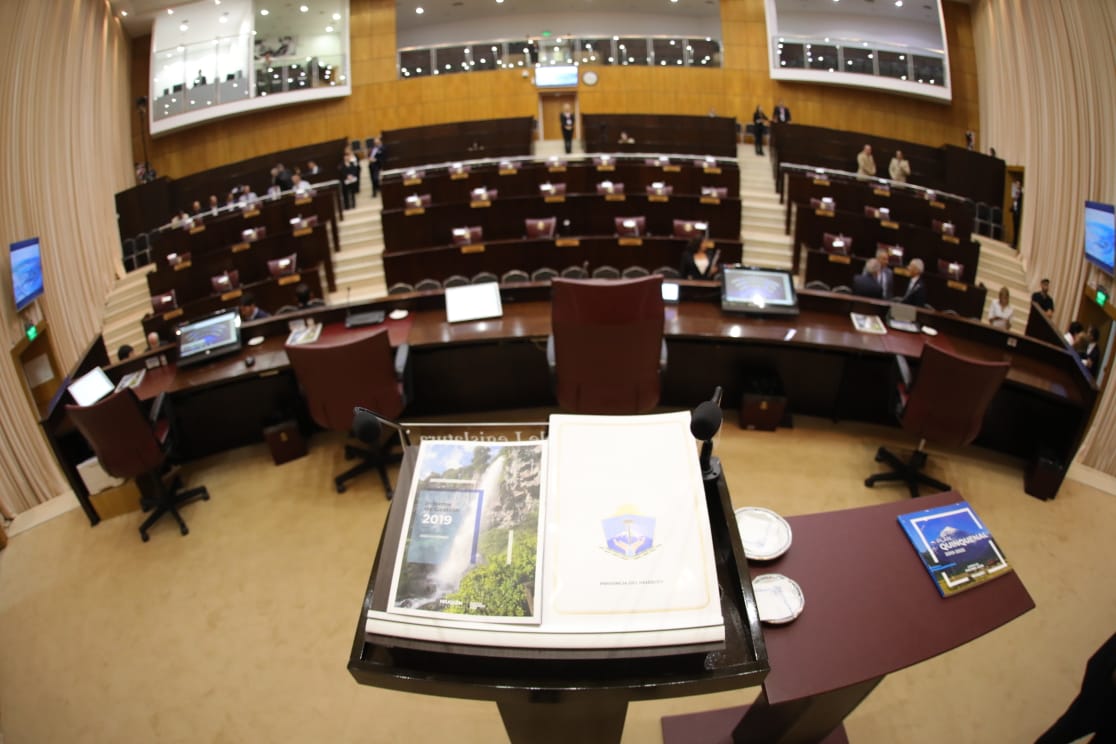El gobernador Omar Gutiérrez se dispone a abrir el 49° período de sesiones de la Legislatura. @omargutierrezoki