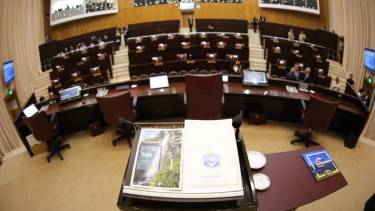 El gobernador Omar Gutiérrez se dispone a abrir el 49° período de sesiones de la Legislatura. @omargutierrezoki