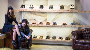 Hasta zapatos tatuados diseña este neuquino junto a su novia-socia