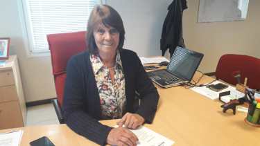 La intendenta de Dina Huapi, Mónica Balseiro, emitió la resolución que prohíbe las reuniones sociales. Archivo