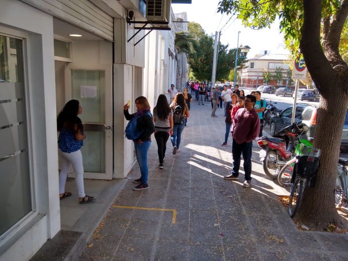Los vecinos tuvieron dos horas de espera para llegar a obtener los fondos. Piden agilidad frente a la pandemia del coronavirus. La sede del Nación en calle San Martín tuvo colas de más de dos cuadras.
