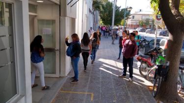 Los vecinos tuvieron dos horas de espera para llegar a obtener los fondos. Piden agilidad frente a la pandemia del coronavirus. La sede del Nación en calle San Martín tuvo colas de más de dos cuadras.