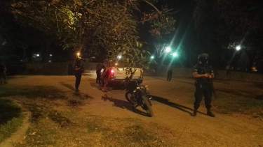 A las 20 del sábado la Policía de Huergo detuvo a dos jóvenes por romper la cuarentena. (Fotos gentileza)