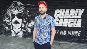 Estudió diseño gráfico y hoy la rompe pintando murales en persianas de barrio