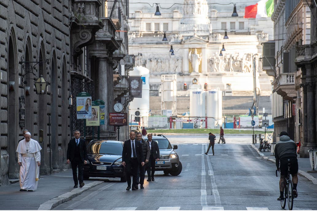 Una imagen poco común; Francisco caminando por las calles desiertas de Roma y con una pequeña custodia de gendarmes. 