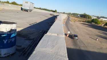 Desde la semana anterior las obras están paralizadas en el paso elevado de Godoy. (Foto Néstor Salas)