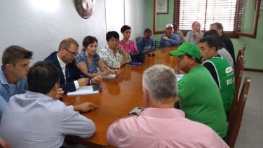 Representantes gremiales y del municipio de Huergo abrieron la mesa paritaria. (Foto gentileza)