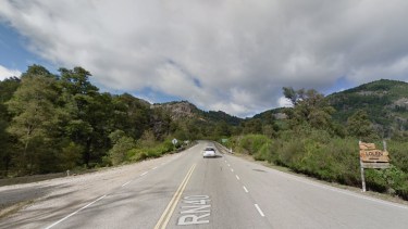 Un joven chocó contra un muro de contención sobre la Ruta 40, abandonó el vehículo y descendió 60 metros hacia la orilla del Lacar. (Foto: Gentileza)