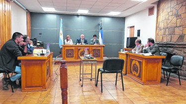 El policía acusado (a la izquierda) ejerció su derecho de no declarar ante los jueces del tribunal. Foto: archivo