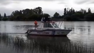 La Prefectura difunde el mensaje de prevención en lancha.