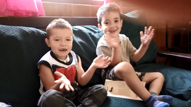 Diego Benjamín y Thiago Pinto cantan para entretenerse en su casa del barrio Nuestras Malvinas de Bariloche.