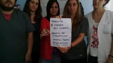 Trabajadores pidieron por el pago de sueldos a una mucama del hospital. (Foto gentileza)