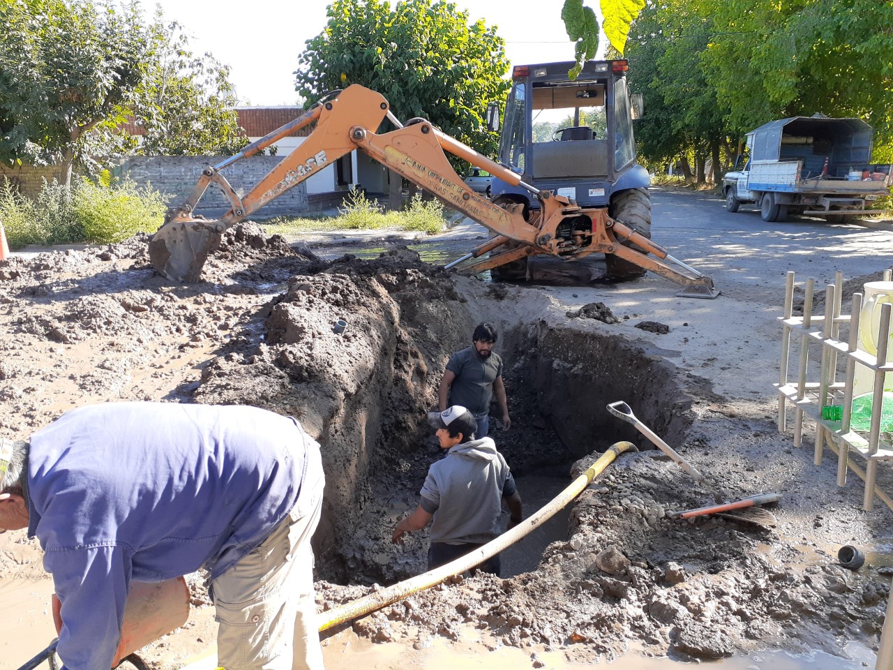 Obras Públicas del municipio reginense trabaja en la reparación de un caño de la red de agua. (Foto Pablo Accinelli)