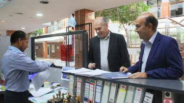 Los concejales mario Lara y Marcelo Bermúdez entregaron el proyecto en el Deliberante neuquino. Foto: Gentileza