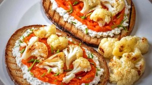 Tostadas con coliflor y calabaza como aperitivo