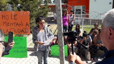 Los trabajadores municpales de Zapala llevaron sus reclamos a las puertas del Concejo Deliberante durante la apertura de sesiones ordinarias. (Foto: Gentileza).