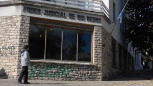 Deberán limitar los descuentos por créditos a la portera de una escuela de Bariloche