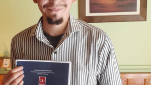 Por el coronavirus, defendió la tesis por videoconferencia desde su casa y se sacó 10