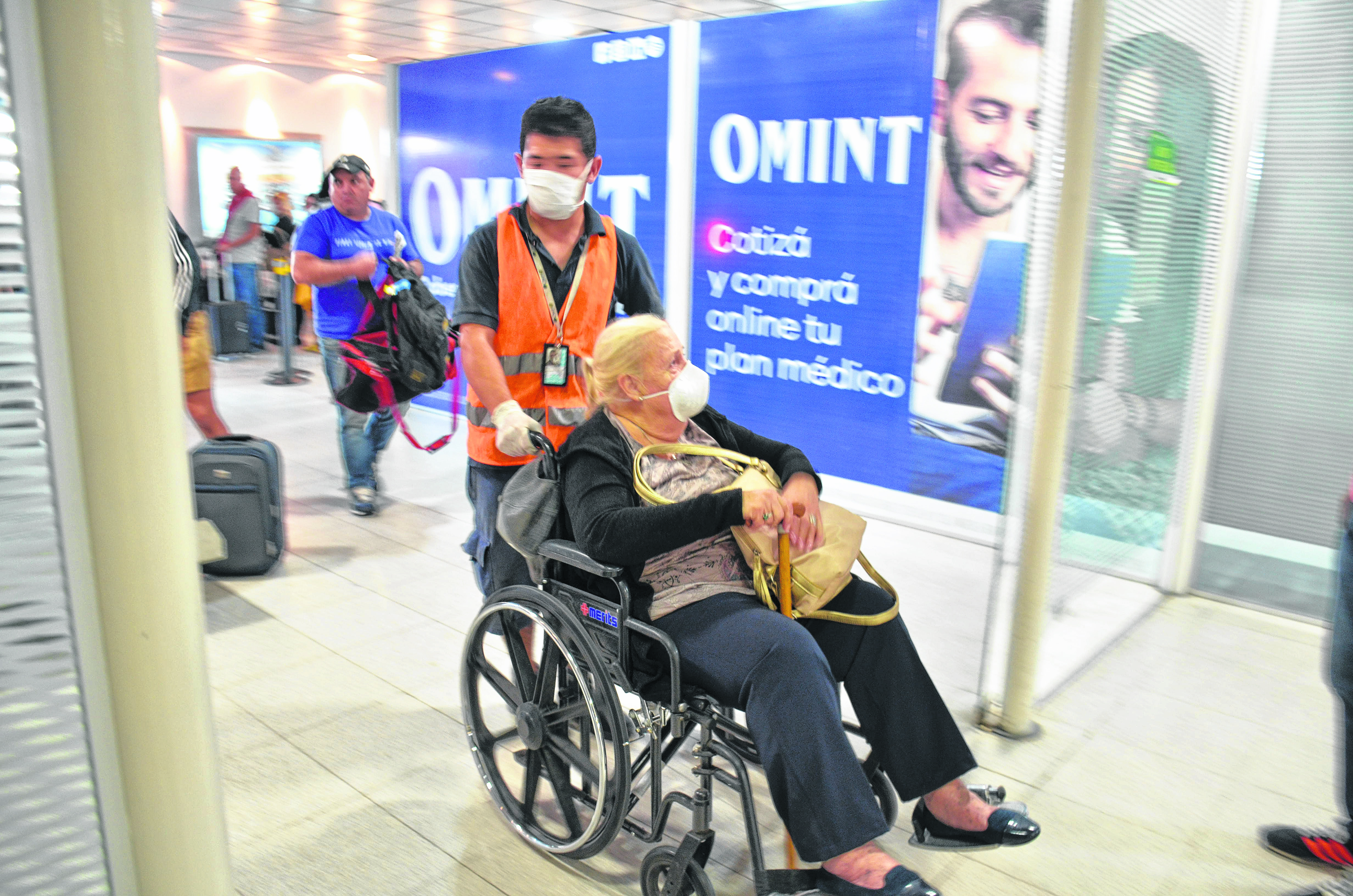 En el aeropuerto se siguen  protocolos sanitarios en los vuelos. (FOTO: Yamil Regules)
