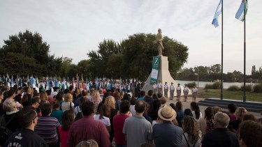 Viedma se sumó con una ceremonia en la Plazoleta del Fundador. Foto: gentileza gobierno de Río Negro.
