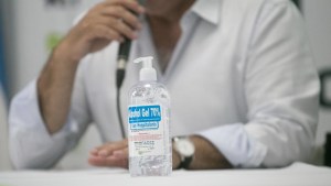 Presentan proyecto para reducir IVA a fabricantes de alcohol en gel y de barbijos