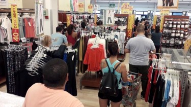 Las primeras acciones apuntan a la concentración de público en los supermercados. Foto: Marcelo Ochoa.