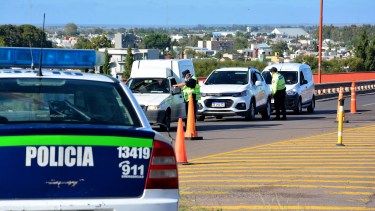 Los controles se refuerzan en el acceso a la localidad maragata. Foto: Marcelo Ochoa.