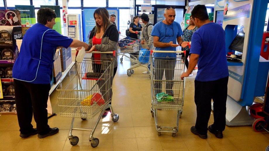 Los supermercados deberán cerrar a las 19. Foto: Marcelo Ochoa.