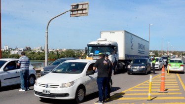 La policía bonaerense tuvo mucho trabajo durante el primer día del aislamiento. Foto: Marcelo Ochoa.