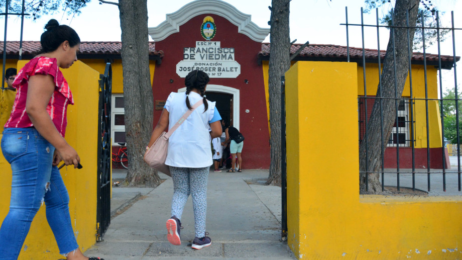 La Escuela 1 de Viedma tendrá clases normalmente luego de la suspensión por falta de agua. Foto: Archivo Marcelo Ochoa