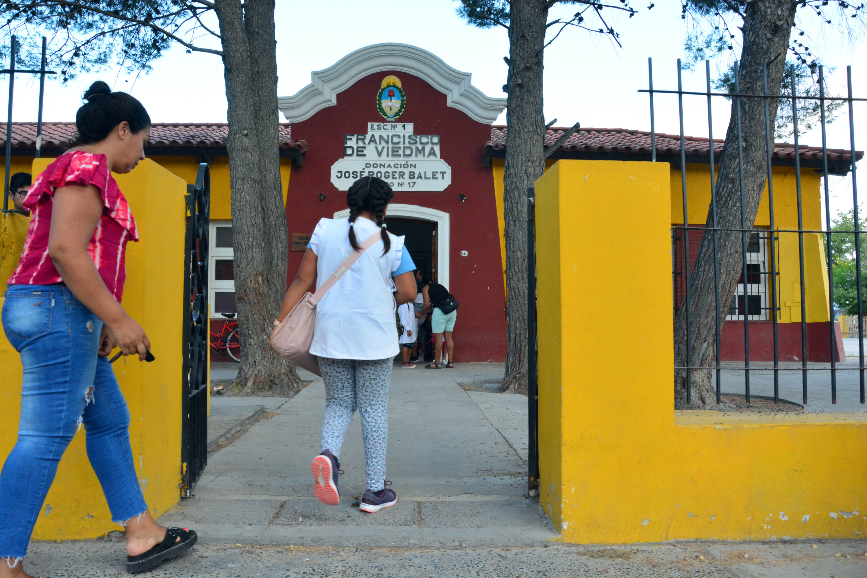 Comienzo escolar en Río Negro, con algunas complicaciones por paro de porteros.
La escuela primaria N°1 de Viedma arrancó sin inconvenientes
Foto: Marcelo Ochoa