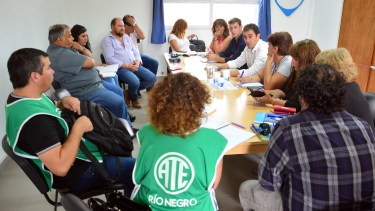 La mesa de la Función Pública Municipal en el CAMU del barrio Lavalle. Foto: Marcelo Ochoa.