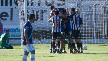 Cipo festeja la igualdad con el golazo de Trecco. Foto: Pablo Leguizamón.