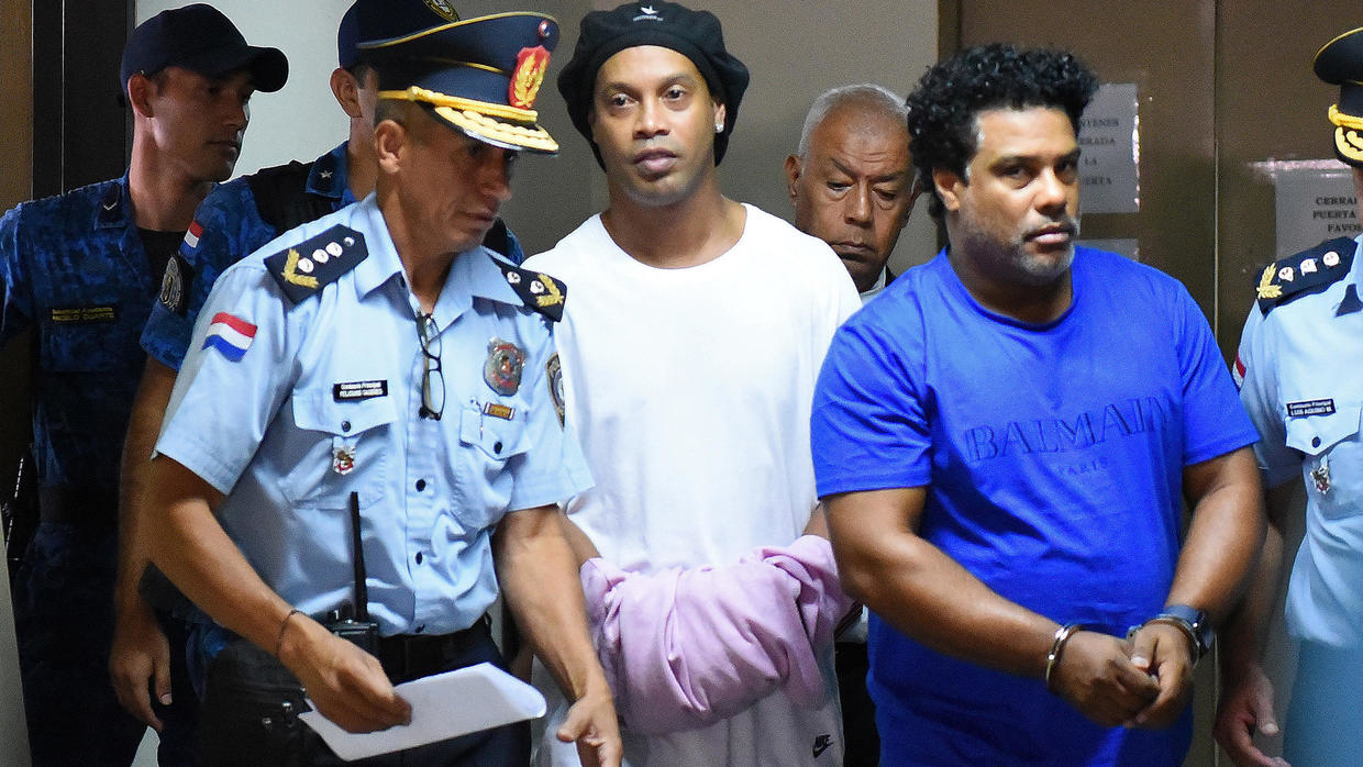 Ronaldinho está detenido en Paraguay por ingresar al país con documentos falsos.