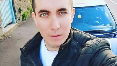 Nicolás Almirón por las calles de Brístol, Gran Bretaña.